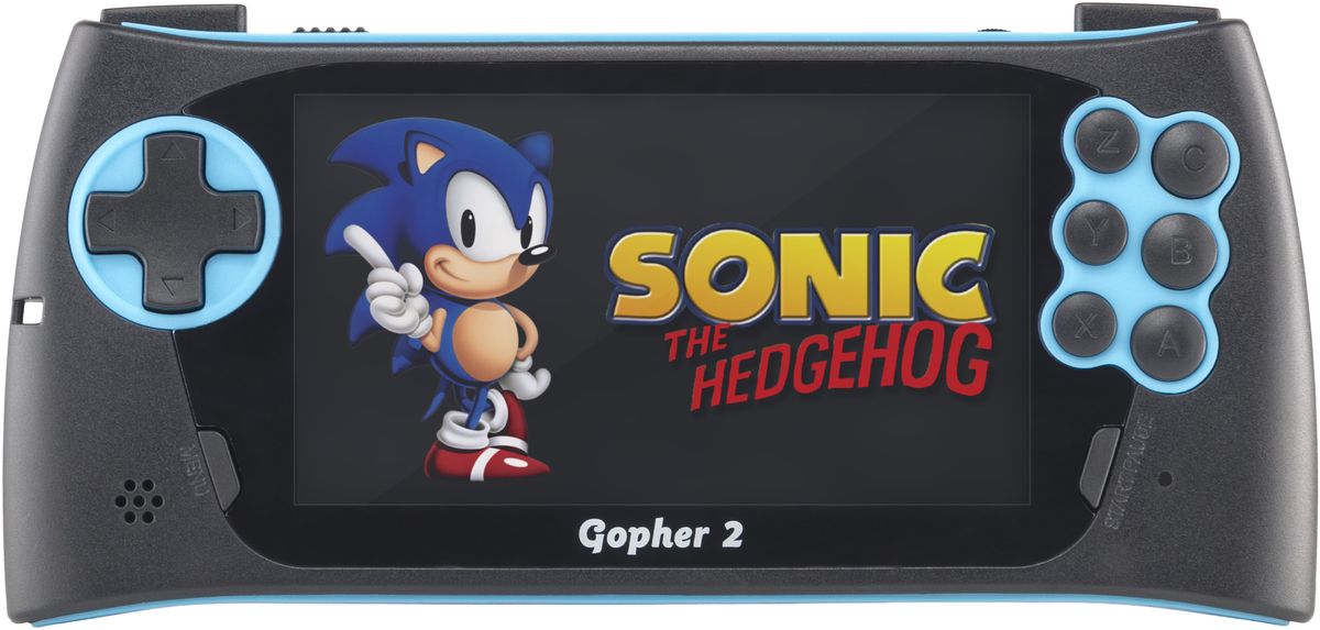 Sega Genesis Gopher 2, Blue портативная игровая консоль + 500 игрConSkDn51 Sega Genesis Gopher 2, Blue портативная игровая консоль + 500 игрConSkDn51Sega Genesis Gopher 2 - это тонкое, простое и быстрое игровое устройство, которое позволяет играть в игры для классической игровой приставки Sega Genesis и для приставок компании Nintendo. Отличается легким тонким и прочным корпусом, отсутствием острых углов, поддержкой большого количества форматов игр и наличием слота для microSD карты, через который можно запускать игры из пользовательской коллекции для ретро-приставок.Портативная игровая приставка Sega Genesis Gopher 2 представляет собой эволюцию первой модели. В ней добавлены и улучшены ключевые характеристики устройства - размер экрана, воспроизведение игр, добавлены надежные кнопки-шифты - при этом неизменными остались основные элементы приставки, которые полюбились игрокам - яркий экран, быстрый запуск игр и плавное их воспроизведение, быстрое и интуитивно понятное меню, физические кнопки включения консоли и регулировки звука, полноценные 6 кнопок управления, единый D-Pad для навигации в меню и управления персонажем. Полноценные 6 кнопок управления:Изначально джойстик для Sega Genesis был трехкнопочным, и только спустя пару лет был выпущен тот самый узнаваемый 6 кнопочный джойстик. При этом почти все любимейшие хиты с этой приставки вышли в эпоху 6 кнопок. По этой причине устройства, в отличие от Sega Genesis Gopher 2, оснащенные только 4-мя основными кнопками, не позволят пользователю ощутить всю прелесть и удовольствие от игр. В Gopher 2 пользователь сможет играть во все свои любимые хиты.Объединенный D-Pad:На рынке присутствует множество аналогов, которые предлагают раздельные кнопки управления движением (D-Pad), обосновывая данный выбор более удобным управлением. Однако пользователи все также выбирают устройства с объединенной крестовиной. Gopher 2 оснащен самой удобной объединенной крестовиной управления, которую когда-либо создавало человечество.Размер экрана 4,3:В Sega Gopher был изначально установлен экран размером в 2,8, однако за прошедшее время потребности потребителей выросли. В Gopher 2 установлен в более, чем в два раза, больший экран, который увеличивает конкурентные преимущества устройства. В абсолютных цифрах площадь экрана выросла в 2,26 раза: с 2300 мм2 до 5200 мм2.Функция сохранения:Теперь пользователь всегда может поставить игру на паузу и сохранить свой статус прохождения. Сверхудобная и востребованная игроками функция приходит на Sega Genesis Gopher!Быстрый современный процессор:Ресурсов установленного процессора Ingenic JZ4760 с запасом хватает на воспроизведение всех установленных игр, а также обеспечивает оптимальное соотношение производительности к времени работы устройства.Надежные кнопки-шифты:Самая надежная система шифтовых кнопок обеспечивает минимальный риск поломки, а соответственно - высокую надежность по сравнению с аналогичными устройствами.Антискользящая перфорация:Фирменная, узнаваемая пользователями перфорация задней крышки корпуса консоли, предотвращающая скольжение рук. Опытные геймеры оценят сходу, начинающие - поймут ее назначение очень быстро. Физический бегунок регулировки громкости:Удобный физический бегунок регулировки громкости, которая позволяет моментально изменять уровень звука.Слот для карт памяти microSD:Слот для карт памяти microSD позволяет воспроизводить любимые игры пользователя, не входящие в стандартный набор игр.Включение консоли физической кнопкойФизическая кнопка включения/отключения питания. Никакого ожидания - работает за долю секунды!Удобный для всех большой диаметр основных кнопок:Диаметр основных кнопок - 10 мм: легкие в нажатии для детских рук и достаточно крупные для комфортного нажатия взрослыми.Новое интуитивно понятное меню:Новое фирменное меню с удобным распределением игр по битности консолей.Питание: Li-ionЕмкость аккумулятора: 2000 мАчТип матрицы: TFT LCDПоддержка игр: NES/FC, GB, GBC, SMC, SMD, SFC/SNES, GBA