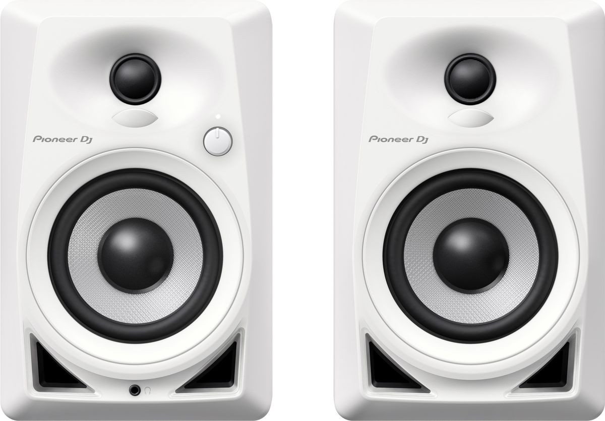 Pioneer DM-40-W активная акустическая система (пара)406011 Pioneer DM-40-W активная акустическая система (пара)406011Компактные мониторы Pioneer DM-40 построены с использованием высококачественных компонентов от дочернего бренда Pioneer Pro Audio - TAD. Так же, в новой модели применены технологии из профессиональных DJ мониторов серии S-DJ X, например, фронтальная система Bass Reflex, благодаря которой бас становится упругим и ощутимым. Мягкие купольные твиттеры с выпуклыми диффузорами DECO воспроизводят стереозвук с 3D эффектом и широкой зоной комфортного прослушивания; благодаря чему звучание будет чистым и энергичным, независимо от того, сидите ли вы за производством трека, стоите ли вы за вертушками, или просто слушаете музыку со смартфона. Мониторы Pioneer DM-40 станут универсальным домашним комплектом, с простым подключением к диджейскому набору или рабочей станции с помощью входов RCA или стерео миниджека.Фронтальная система bass reflex обеспечивает богатство низких частот. 4-дюймовые НЧ драйверы из стекловолокна работают в режиме фронтального прямого излучения. Фазоинверторы специальной формы, снижающей воздушное трение, так же расположены спереди. Это позволяет размещать мониторы у стены, и при этом бас все равно будет плотным и упругим.Мягкие купольные твиттеры с выпуклыми диффузорами производят 3D эффект в области ВЧ. Купольные твиттеры диаметром 3/4 дюйма используют технологию DECO от TAD Labs. Диффузоры распределяют акустическую энергию влево, вправо и вверх, благодаря чему создаётся 3D эффект и расширяется зона комфортного прослушивания, неважно, слушаете ли вы стоя или сидя.Усилитель класса AB и система совмещения фронтов волн обеспечивают сбалансированность звучания во всем частотном диапазонеТвиттер и НЧ драйвер расположены таким образом, чтобы характеристика во всем диапазоне сохраняла равномерность. Использование усилителя класса AB гарантирует прозрачность звучания без искажений и без потерь качества.Закругленные формы снижают резонанс и обеспечивают чистоту звучания. Закругленная фронтальная поверхность увеличивает жесткость кабинета и снижает внешнюю дифракцию. Кроме этого, такая форма отлично выглядит.