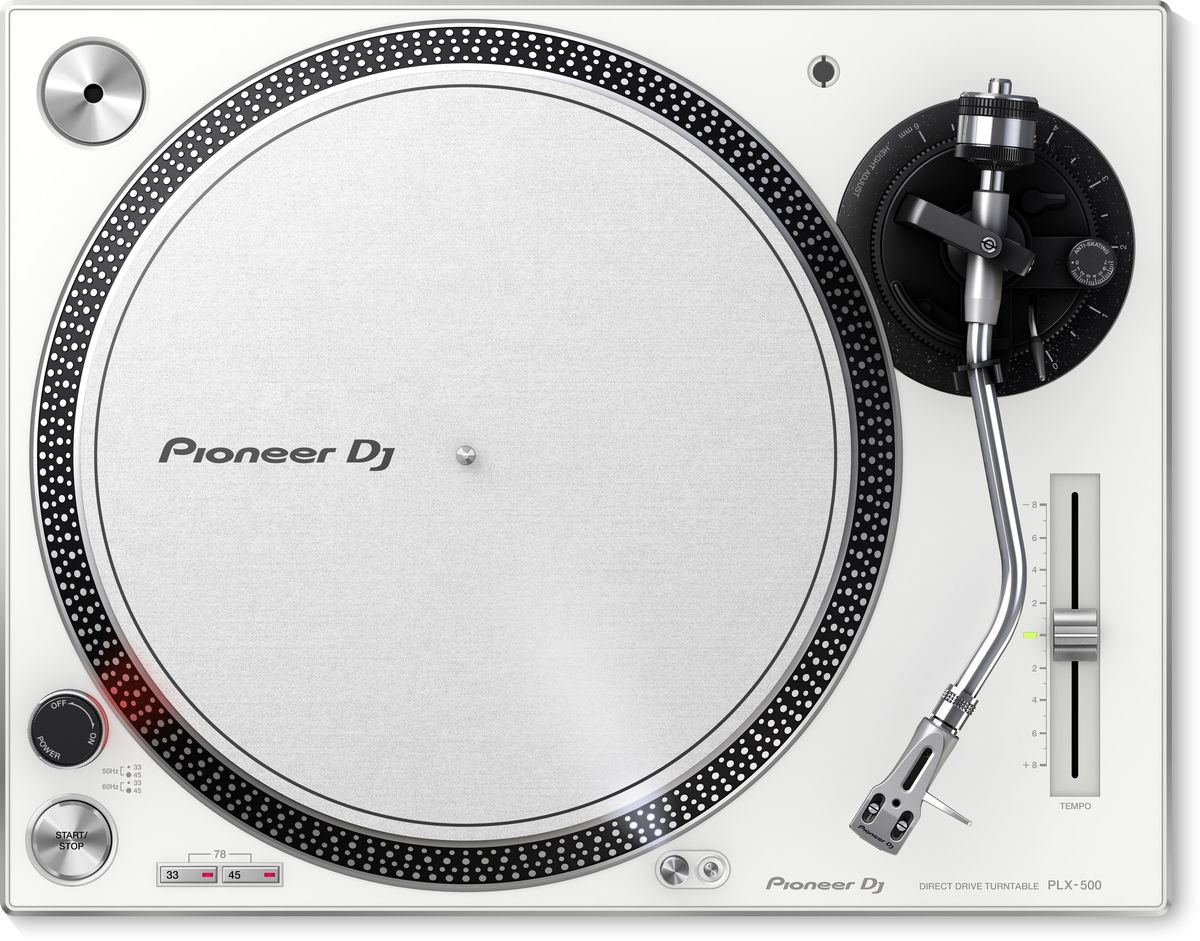 Pioneer PLX-500-W проигрыватель виниловых дисков404602 Pioneer PLX-500-W проигрыватель виниловых дисков404602Базируясь на многолетнем опыте Pioneer, PLX-500 унаследовал от профессиональной модели PLX-1000 расположение компонентов и органов управления, а так же теплое и чистое аналоговое звучание. Мотор с высоким крутящим моментом идеален для скретча. Проигрыватель поставляется в полном комплекте, включая картридж, иглу и слипмат.С помощью USB выхода можно делать высококачественные цифровые копии вашей коллекции винила в бесплатное программное приложение rekordbox. В комбинации с совместимым микшером DJM и диском таймкода RB-VS1-K Control Vinyl можно использовать PLX-500 и пакет rekordbox dvs Plus Pack для воспроизведения и цифровых файлов и скретча.Pioneer PLX-500 идеально подходит как для микширования, так и для игры в стиле скретч. Его так же можно использовать совместно с пакетом rekordbox dvs Plus Pack для проигрывания цифровых файлов.Встроенный USB выход позволяет производить оцифровку виниловых пластинок в WAV файлы высокого разрешения путем простого подсоединения PLX-500 к ПК или Mac.Поскольку в крышку проигрывателя встроена подставка для конвертов, можно слушать пластинку и любоваться дизайном издания.Двигатель: 3-фазный / двигатель постоянного тока бесщеточныйЭлектронный тормозУгол погрешности трэкинга: 3°Диапазон регулировки высоты: 6 ммВес картриджа: 9,5 г