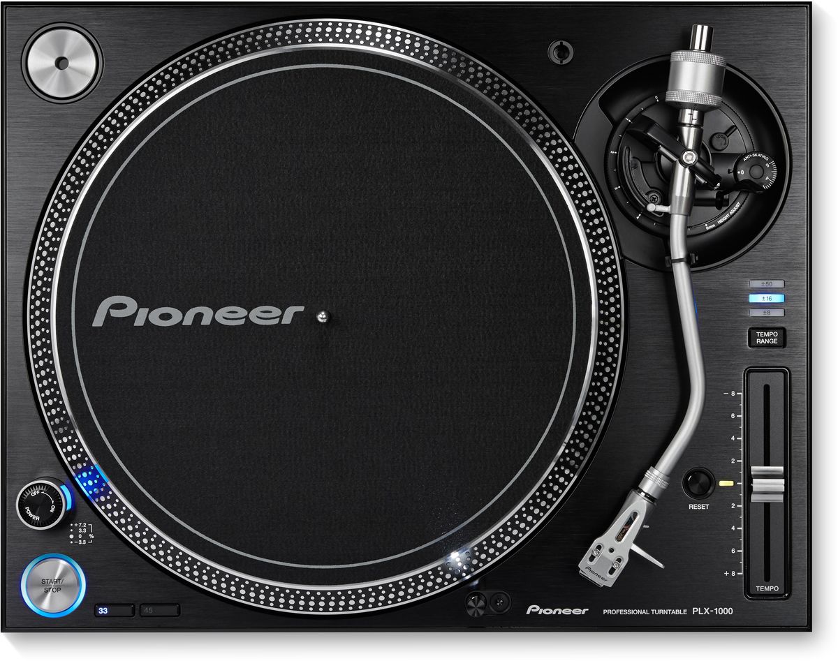 Pioneer PLX-1000 проигрыватель виниловых дисков профессиональный354119 Pioneer PLX-1000 проигрыватель виниловых дисков профессиональный354119Pioneer PLX-1000 разработан специально для диджеев с учетом полувекового опыта Pioneer в производстве высококачественных виниловых проигрывателей. В результате чего был создан знакомый всем прибор с инновационными функциями: прямым приводом с быстрым стартом, переключением диапазона питча, профессиональным качеством звука и сборки, а также отсоединяемыми кабелями. Конструкция этого проигрывателя виниловых пластинок Pioneer прекрасно поглощает вибрацию и позволяет с большой точностью воспроизводить высококачественное аудио. Усовершенствования последнего поколения, внесенные в PLX-1000, — огромный плюс для профессиональных диджеев и любителей винила. Благодаря прямому приводу и начальному крутящему моменту в 4,5 кг/см, ваши пластинки наберут скорость вращения в 33 1/3 оборотов в минуту всего за треть секунды. Это гарантия стабильного вращения и исключительное управление.Чтобы импеданс был низким, а качество звука на выходе — потрясающим, PLX имеет профессиональные позолоченные разъемы RCA. Сетевой и аудио кабели на проигрывателе сменные.Уникальность вертушки — в многоуровневом управлении темпом. Помимо стандартно изменяемой скорости в ±8%, можно также выбрать диапазон ±16% или ±50%. Кнопка сброса мгновенно возвратит скорость к оригинальной.Двигатель: 3-фазный / двигатель постоянного тока бесщеточныйЭлектронный тормозУгол погрешности трэкинга: 3°Диапазон регулировки высоты: 6 ммВес картриджа: 3.5 - 13 г