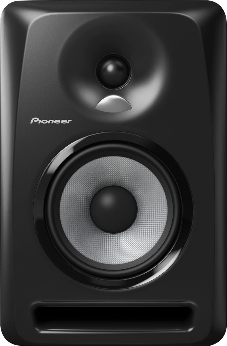 Pioneer S-DJ50X активная акустическая система344562 Pioneer S-DJ50X активная акустическая система344562Акустическая система Pioneer S-DJ50X-W воспроизводит точный звук во всем частотном диапазоне и способна прекрасно передавать низкие частоты даже на высокой громкости. Динамики сделаны из арамидного волокна с технологией крепления, предотвращающей возникновение резонансов. Система оснащена однодюймовым твитером с использованием технологии производства конвекционных диффузоров DECO компании TAD, а биампинговая система усиления класса АВ способствует воспроизведению сбалансированного звучания всех частот без потери качества.Благодаря наличию нескольких входов, регулировки громкости и высоких частот, автоотключения и включения, Pioneer S-DJ50X-W прекрасно подойдет как для профессионального, так и для любительского диджеинга.Твитер с выпуклым диффузором TAD воспроизводит пространственный высокочастотный сигнал: однодюймовый мягкий купольный твитер разработан с применением технологии DECO, применяемой в известных мониторах TAD Pro TSM-2201-LR, которые можно видеть в профессиональных студиях по всему миру. Диффузор имеет пространственную направленность для наиболее комфортного контроля высоких частот. Арамидное волокно и фронтальная система отражения баса гарантирует воспроизведение мощных низких частот. Направленность низких частот смещена во фронтальном направлении, а конструкция монитора способствует легкому выходу воздушных потоков. Динамики сделаны из арамидного волокна и больших магнитов с креплением, предотвращающим образование резонансов.Автоотключение и включение исключают необходимость каждый раз включать питание на задней панели: Pioneer S-DJ50X-W автоматически переходит в режим ожидания, если на него не поступает сигнал в течении 25 минут, и начинает работать при подаче сигнала. Для улучшения тока воздуха через порт фазоинвертора в корпусе сделаны отверстия порта фазоинвертора с канавками, что позволяет направлять звуковые волны. Этот технический прием уменьшает стоячие волны в устье порта фазоинвертора. В результате можно получить более ровные и более четкие нижние и средне-нижние частоты.Для максимального качества звука, воспроизведения баса и уменьшения нежелательного резонанса, в конструкции корпуса и трубы фазоинвертора используется суперпрочный фибролит средней плотности (ДВП). Кроме того, для оптимизации качества звука и повышения надежности, используются НЧ-динамики с конусами из армированного волокна и мягкие купола ВЧ-динамиков из IMPP (полипропилена инжекционного литья )Мягкие купола ВЧ-динамиков устанавливаются в центре выпуклового диффузора, оптимизируя выходную мощность и распределяя акустическую энергию одновременно и в правом. и в левом направлении, что дает более пространственные ощущения.Сопротивление: 10 кОм
