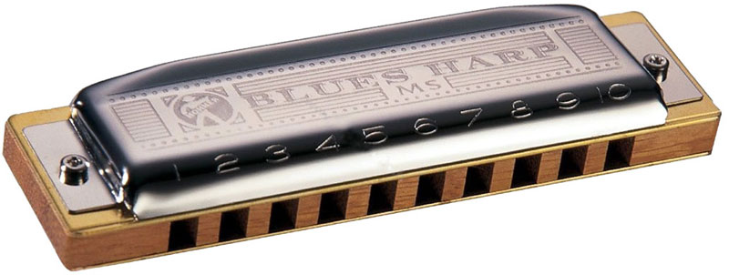 Hohner Blues Harp 532/20 MS A (M533106X) губная гармошкаDNT-16522 Hohner Blues Harp 532/20 MS A (M533106X) губная гармошкаDNT-16522Губная гармоника Hohner Blues Harp 532/20 MS A это единственный представитель MS серии с деревянным корпусом. Несмотря на то, что к деревянной гребенке платы крепятся при помощи двух винтов, эта модель сохраняет характерный хрипловато-шершавый тембр, который характерен для инструментов с деревянным корпусом. Инструмент подходит как начинающим, так и профессиональным исполнителям.Гармошка изготовлена из дерева дуссие. Оно произрастает в Западной Африке. Это одна из недорогих местных пород. Древесина дуссие имеет ровную, крупную текстуру, средний блеск и неравномерные, спутанные волокна. Затейливые переплетения волокон придают изделиям из этого дерева особую элегантность.20 язычковКоличество отверстий: 10Платы: медь (0,9 мм)Корпус: деревоТональность: А