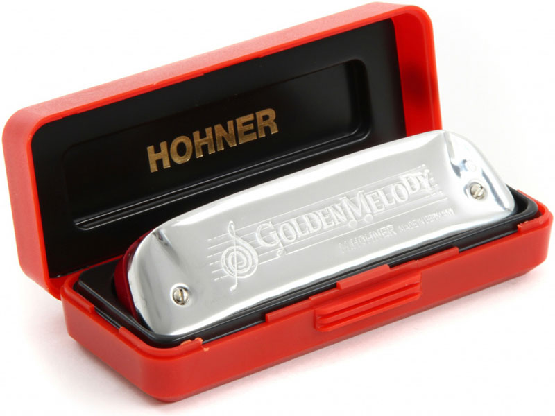 Hohner Golden Melody 542/20 A (M542106X) губная гармошкаDNT-17323 Hohner Golden Melody 542/20 A (M542106X) губная гармошкаDNT-17323От других классических моделей губных гармошек Hohner, Golden Melody отличается формой корпуса и крышек. Это значительно влияет на звук: он становится очень открытым и разборчивым. Закругленный пластиковый корпус эргономичной формы и длинные и тонкие медные язычки делают этот инструмент идеальным для игры в стилях блюз и джаз.Семь винтов очень плотно фиксируют платы к корпусу, увеличивая герметичность. Корпус выполнен из плотной пластмассы, которая значительно влияет на разборчивость звучания. Диапазон стилистического применения инструмента самый широкий.20 язычковКоличество отверстий: 10Платы: медь (0,9 мм)Корпус: ABS пластикТональность: А