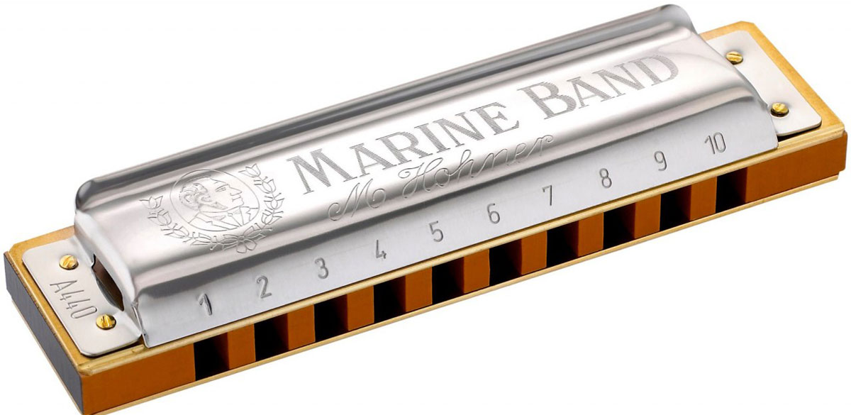 Hohner Marine Band 1896/20 A (M1896106X) губная гармошкаDNT-16499 Hohner Marine Band 1896/20 A (M1896106X) губная гармошкаDNT-16499Hohner Marine Band Classic 1896/20 - это традиционная блюзовая гармошка, появившаяся больше века назад. Корпус, выполненный из груши, медные язычки, прикрепленные гвоздиками, никелированная накладка специальной формы и открытая стенка придают гармошке теплое, по-настоящему блюзовое звучание.Латунные платы крепятся большим количеством гвоздей, язычки оптимальны по габаритам - достаточно длинные и узкие, это придает им высокую чувствительность и подвижность, тембр с характерной хрипотцой.20 язычковКоличество отверстий: 10Платы: медь (0,9 мм)Корпус: Дерево груша (pearwood)Тональность: АДлина: 10 см