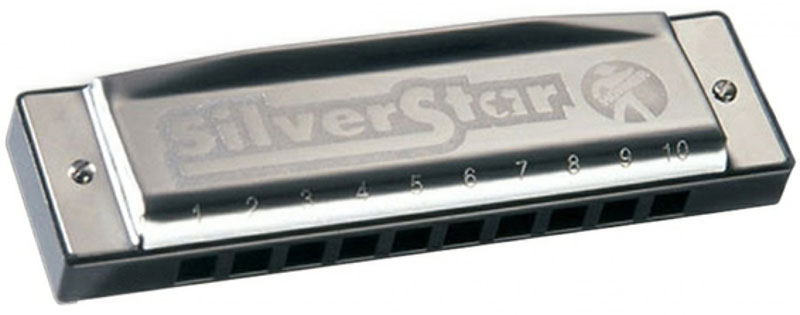 Hohner Silver Star 504/20 E (M50405X) губная гармошкаDNT-16545 Hohner Silver Star 504/20 E (M50405X) губная гармошкаDNT-16545Hohner Silver Star 504/20 E – надежная диатоническая гармошка для начинающих. Диатонические губные гармошки являются однонотными инструментами. Эти гармошки отличаются от других наличием общего воздушного канала для язычков, работающих на вдохе ивыдохе, что позволяет музыканту применять в игре такие исполнительские приемы как бенд, т.е. плавное изменение высоты тона, который придает типичное блюзовое звучание, и передувание (оверблоу), который позволяет извлекать промежуточные ноты, которые не представлены в диатоническом ладу.Такие губные гармошки применяются практически во всех стилях (блюз, фолк, рок, джаз и т.д.).20 язычковКоличество отверстий: 10Платы: медь (0,9 мм)Корпус: ABS пластикМатериал крышки: нержавеющая стальТональность: EДлина: 10 см