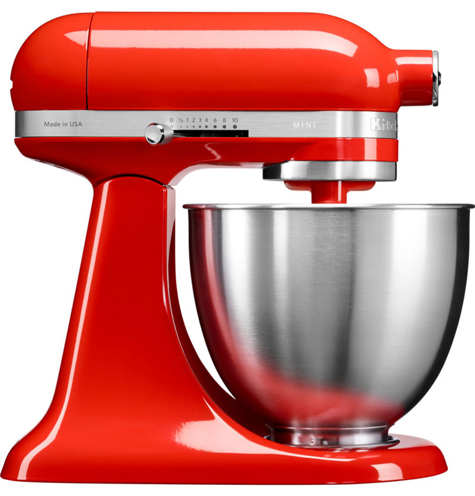 KitchenAid Mini, Red миксер (5KSM3311XEHT)5KSM3311XEHT KitchenAid Mini, Red миксер (5KSM3311XEHT)5KSM3311XEHTМиксер KitchenAid Mini идеально подходит для небольшой домашней кухни и не занимает много места. Легендарный планетарный миксер KitchenAid стал на 25% легче и на 20% компактнее, чем классический миксер Artisanс откидной головкой.При небольших габаритах эта модель обладает такой же превосходной производительностью, как и старшие братья, от которых KitchenAid Mini унаследовал элегантный узнаваемый дизайн с округлыми линиями и откидывающейся рабочей частью.Великолепная производительность: миксер способен справиться с любыми рецептами, разработанными для классических моделей KitchenAid Artisan, с перерасчетом на меньший объем. Прямой привод обеспечивает мощный крутящий момент, поэтому миксер легко справится даже с плотным тестом для лапши.Планетарное вращение: эта технология смешивания и взбивания дает наилучшие результаты за счет разнонаправленного вращения венчика и рабочей части головки миксера. Благодаря этому венчик описывает сложную спиральную траекторию, касаясь чаши в 67 точках, не оставляя ни одного непромешанного участка.Надежная конструкция: корпус из литого металлического сплава, покрытый порошковой эмалью, обладает высокой прочностью, долговечностью, устойчив к механическим нагрузкам.Все необходимое для работы: в комплекте с миксером вы получите чашу из нержавеющей стали, венчик для взбивания, лопатку для смешивания с защитным покрытием, крюк для вымешивания теста с защитным покрытием.В передней части миксера расположено гнездо для дополнительных насадок, обеспечивающее совместимость со всеми дополнительными приспособлениями для миксеров KitchenAid.