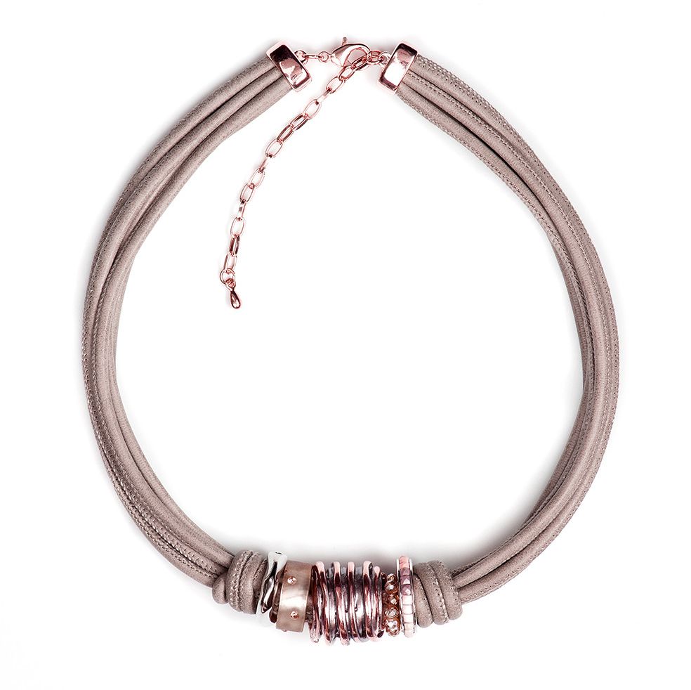 Колье Selena, цвет: бежевый, золотистый. 10105461Колье (короткие одноярусные бусы) Колье Selena, цвет: бежевый, золотистый. 10105461Колье (короткие одноярусные бусы)Стильное колье от Selena выполнено с гальваническим покрытием из золота. Колье представляет собой несколько нитей, украшенных декоративными элементами. Изделие застегивается на замок-карабин. Длина регулируется с помощью звеньев.Очаровательное украшение блестяще подчеркнет изысканный вкус, женственность и красоту своей обладательницы и поможет внести разнообразие в привычный образ.