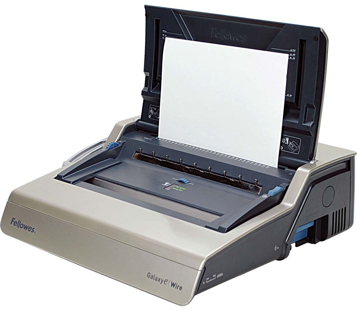 Fellowes Galaxy-E Wire переплетчикFS-56225 Fellowes Galaxy-E Wire переплетчикFS-56225Galaxy-E Wire – высокотехнологичный электрический переплетчик на металлическую пружину. Предназначен для интенсивного использования в большом офисе.Основные характеристики:Кол-во сшиваемых листов: 130 шт.Кол-во пробиваемых листов: 20 шт.Диапазон диаметра пружины: 6-14 мм.Гарантия: 2 года.Брошюровщик оснащен технологиями, которые ускорят и упростят переплет документов: Мощный электропривод для пробития отверстий: Брошюровка будет проходить быстрее и не потребует никаких усилий при перфорации Автоматические створки лотка для отходов: При переполнении лотка для отходов створка лотка автоматически открывается, что сигнализирует о необходимости его опустошения. Регулировка закрытия пружины. Обеспечивает контроль за степенью сжатия металлической пружины. Селектор формата: Точное выравнивание листов различных форматов по краю. Селектор диаметра пружин и толщины документа: Простой подбор пружины по толщине документа. Лоток для обложек и пружин. Выдвигаемое хранилище с запатентованным селектором диаметра пружин и толщины документа. Вертикальная загрузка документа: Снижает вероятность перекоса документа во время перфорирования, листы выравниваются под собственным весом