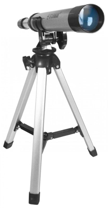 Sturman F30030TX телескоп4230 Sturman F30030TX телескоп4230Sturman 30030ТХ - линзовый телескоп-ахромат начального уровня с фиксированным увеличением 30х, подойдёт для любознательных школьников и детей старше 6 лет. Сборка и установка на штатив не требуют дополнительных знаний или инструментов, 5 минут - и телескоп готов к обзорным наблюдениям ночного неба. Упакуйте оптическую трубу, штатив и аксессуары в компактный пластиковый чемоданчик с крепкой ручкой, и спокойно перевозите инструмент в машине или несите в руках - всё будет в целости и сохранности.Рефракторы менее чувствительны к неблагоприятным эксплуатационным условиям, чем рефлекторы, и не требует дополнительной юстировки. Ахроматический объектив используется для уменьшения хроматизма и аберраций. Труба телескопа устанавливается на обычную вилочную альт-азимутальную монтировку, оснащённую одним крепёжным винтом. Управление и наведение выполняется вручную, не требует специфических знаний и под силу каждому школьнику.С помощью Sturman F30030 TX и под чутким руководством взрослого ребёнок приобретёт начальные знания по астрономическим наблюдениям, запомнит расположение планет на ночном небе и даже отыщет на Луне кратеры диаметром от 20 км. Перед ним откроется удивительный и завораживающий мир, о котором непременно захочется узнать больше.Модель рекомендуется для начальных астрономических наблюдении за планетами и Луной (с установкой на настольный штатив), подойдёт для наземных наблюдений в качестве подзорной трубы.