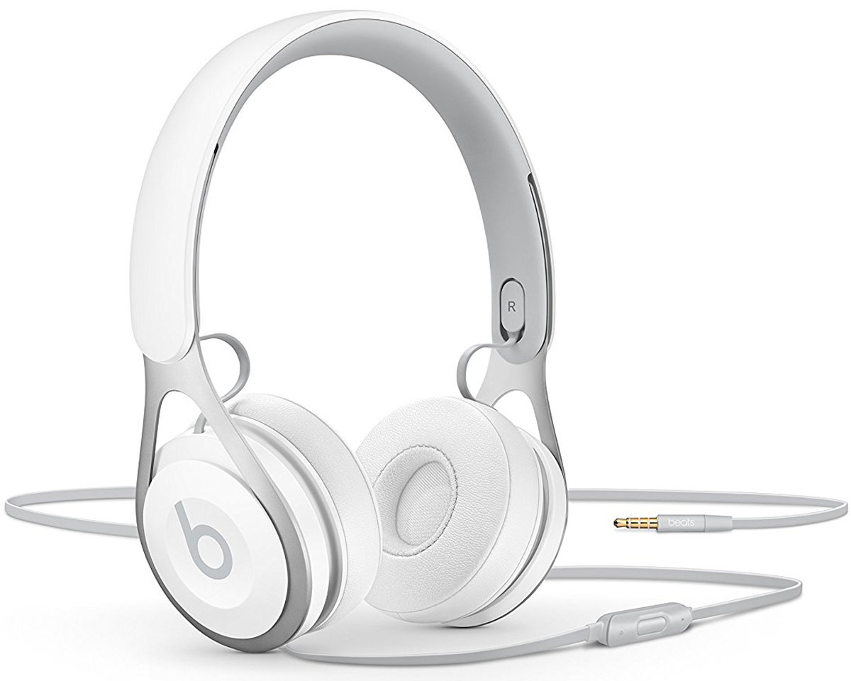 Beats EP, White наушникиML9A2ZE/A Beats EP, White наушникиML9A2ZE/AНакладные наушники Beats EP обеспечивают великолепно сбалансированный звук. Время воспроизведения не ограничено аккумуляторами, а тонкая прочная конструкция усилена лёгкой нержавеющей сталью. Beats EP - это идеальное знакомство с Beats для всех, кто любит музыку и ищет богатое динамичное звучание.Накладные наушники Beats EP обеспечивают великолепно сбалансированный звук - такой, каким он был задуман. Акустическая система точно настроена для чистого, сбалансированного звучания в широком диапазоне. Наушники Beats EP прочные, лёгкие и удобные. Тонкая прочная конструкция усилена лёгкой нержавеющей сталью и вертикальными слайдерами, положение которых можно настроить для удобной посадки. Созданы для повседневного использования.Beats EP созданы, чтобы сопровождать вас повсюду. Никаких аккумуляторов - время воспроизведения не ограничено, а фиксированный кабель с защитой от запутывания позволяет сосредоточить всё внимание на музыке. Надевайте - и вперёд.