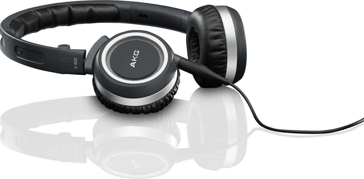 AKG K450, Navy наушникиK450BLU AKG K450, Navy наушникиK450BLUНаушники AKG K 450 удобно сидят на голове и так же удобно складываются и помещаются в небольшой чехол для переноски и хранения. Использование гарнитуры Bluetooth позволит Вам не только прослушивать любимую музыку, воспроизводимую на любом сотовом телефоне, имеющем функцию Bluetooth, но также совершать звонки в сколь угодно шумном месте.Отсоединяемый кабель обеспечивает подключение практически к любому устройству, простоту хранения и замены. Трехосевой механизм складывания гарантирует максимальную компактность при хранении и транспортировке.