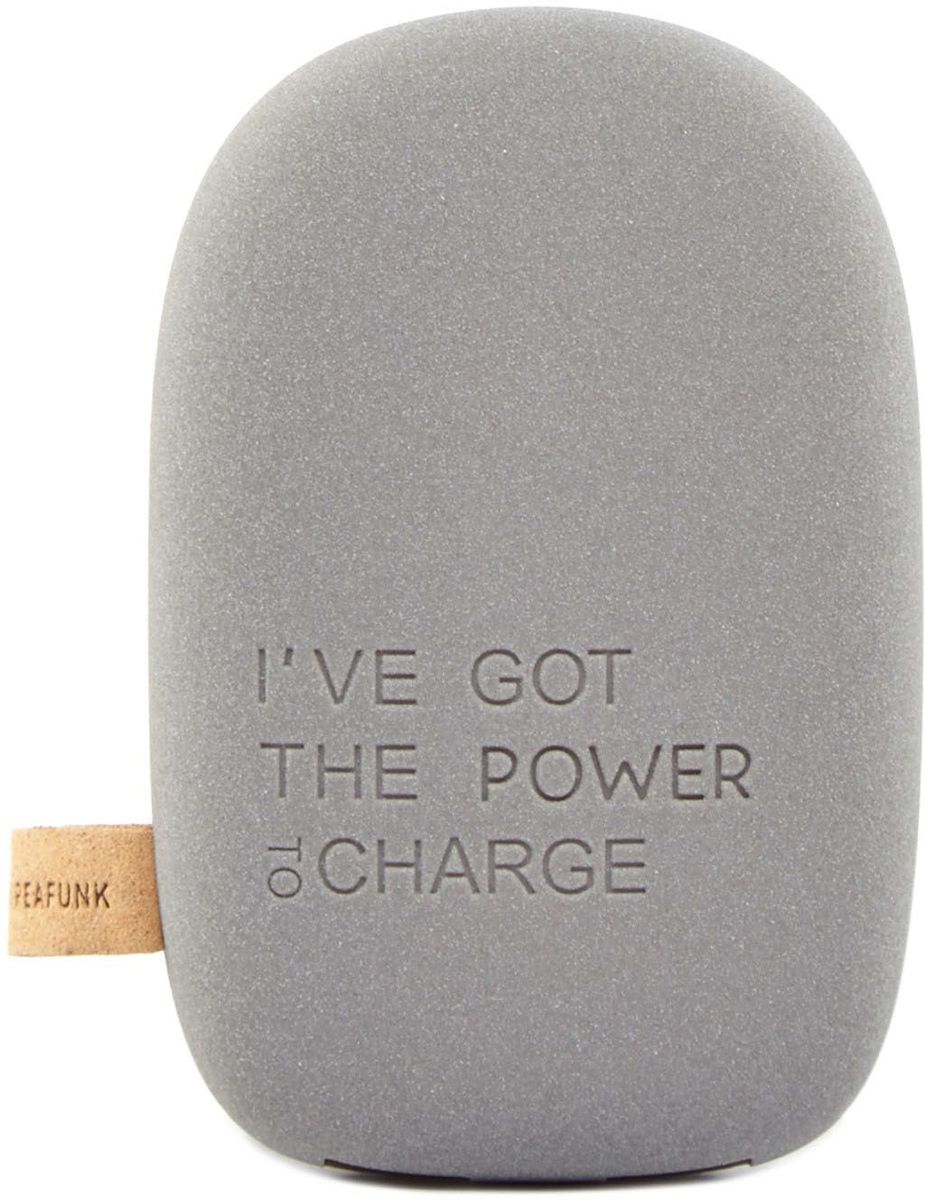 Kreafunk toCHARGE, Dark Grey внешний аккумуляторKfsk79 Kreafunk toCHARGE, Dark Grey внешний аккумуляторKfsk79Небольшой и изящный аккумулятор в стильном дизайне. toCHARGE гарантирует, что ваш смартфон, планшет или другие портативные устройства не останутся без энергии. Благодаря компактному размеру аккумулятор удобно носить с собой. Он идеально подходит для путешествий, долгих прогулок или встреч вне дома или офиса. В корпусе предусмотрено два USB порта, что позволяет одновременно заряжать два устройства. Мешок для хранения в комплекте. Аккумулятор упакован в красивую деревянную коробку, которую украшают слова из популярного сингла 90-х: «I’ve got the power». Технические характеристики:Литиевый аккумулятор 6000 мАч4 LED светоиндикатор оставшейся емкости батареи и статуса зарядкиВстроенный микропроцессор для предотвращения избытка и недостатка зарядки, перегрузки и короткого замыканияПодходит для iPhone Android, PSP, MID, мобильных телефонов, MP3, GPS и похожих устройствАвтоматическое включение и выключение питанияВыходная мощность 5В/1A & 5В/2.1AПродолжительность зарядки: 7-8 часовЗарядный кабель USB в комплектеМеждународные сертификаты: CE, FCC, RoHS, WEEE