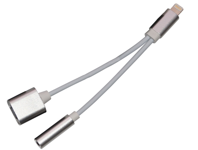 Harper IPC-308, Silver кабель-переходник Lightning-3,5 мм00-00001339 Harper IPC-308, Silver кабель-переходник Lightning-3,5 мм00-00001339Переходник Harper IPC-308 предназначен для простого аппаратного подключения к разъему Lightning на смартфонах iPhone 7-ой версии (iPhone 7 и 7 Plus) для последующего перехода на разъем 3,5 мм mini-jack. Адаптер подойдет и к любой другой технике Apple, оснащенной Lightning. С Harper IPC-308 вы сможете подключить классические проводные наушники к iPhone даже без разъема 3,5 мм на корпусе смартфона (Apple отказалась от аналогового выхода в пользу беспроводного соединения).Harper IPC-308 оснащен дополнительным выходом Lightning, так что вы сможете подключить зарядное устройство даже во время прослушивания музыки.