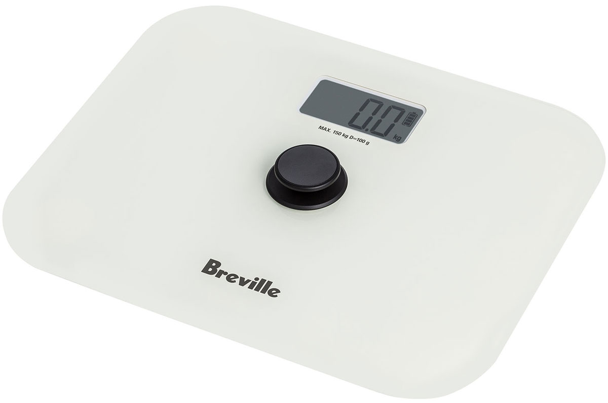 Breville N360 напольные весы67933 Breville N360 напольные весы67933Напольные весы Breville N360 – уникальная модель, не нуждающаяся в применении батарей. Она снабжена большой кнопкой включения, которая вырабатывает электрический разряд при нажатии. Одного импульса хватает для единичного взвешивания.Платформа прибора изготовлена из ударопрочного закалённого стекла. Она выдерживает статические нагрузки до 150 килограммов и не растрескивается при случайном падении твёрдого предмета на её поверхность.Широкие резиновые ножки не допускают проскальзывания весов на влажной гладкой поверхности и падения человека.