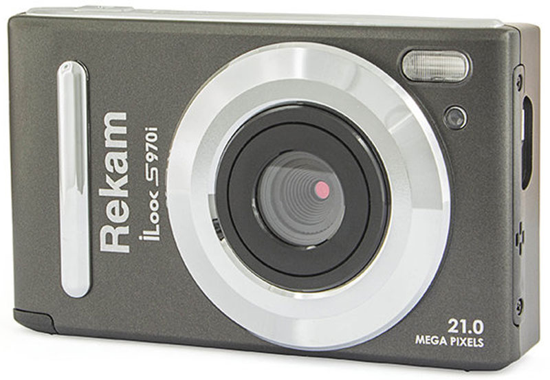 Rekam iLook S970i, Black Metallic цифровая фотокамера1108005141 Rekam iLook S970i, Black Metallic цифровая фотокамера1108005141Rekam iLook S970i -компактный, простой в использовании цифровой фотоаппарат. Эта модель заинтересует всех, кто не хочет тратить время на настройку основных параметров съёмки и предпочитается довериться автоматике.В данной модели используются 21-мегапиксельная матрица и быстросрабатывающий автофокус. Благодаря этому с её помощью можно делать чёткие, резкие снимки с реалистичным воспроизведением цветов.8-кратный цифровой зум даёт возможность увеличивать удалённые объекты и фотографировать их с большого расстояния.Фотоаппарат оборудован 3-дюймовым ЖК-дисплеем. Он помогает построить композицию будущего снимка, а после съёмки вы можете просмотреть на нём сделанные фотографии.Камера получает питание от встроенного аккумулятора, который легко можно подзарядить, просто подключив фотоаппарат к USB-порту компьютера.Стабилизация изображенияФункция Определение улыбкиФункция Определение лица