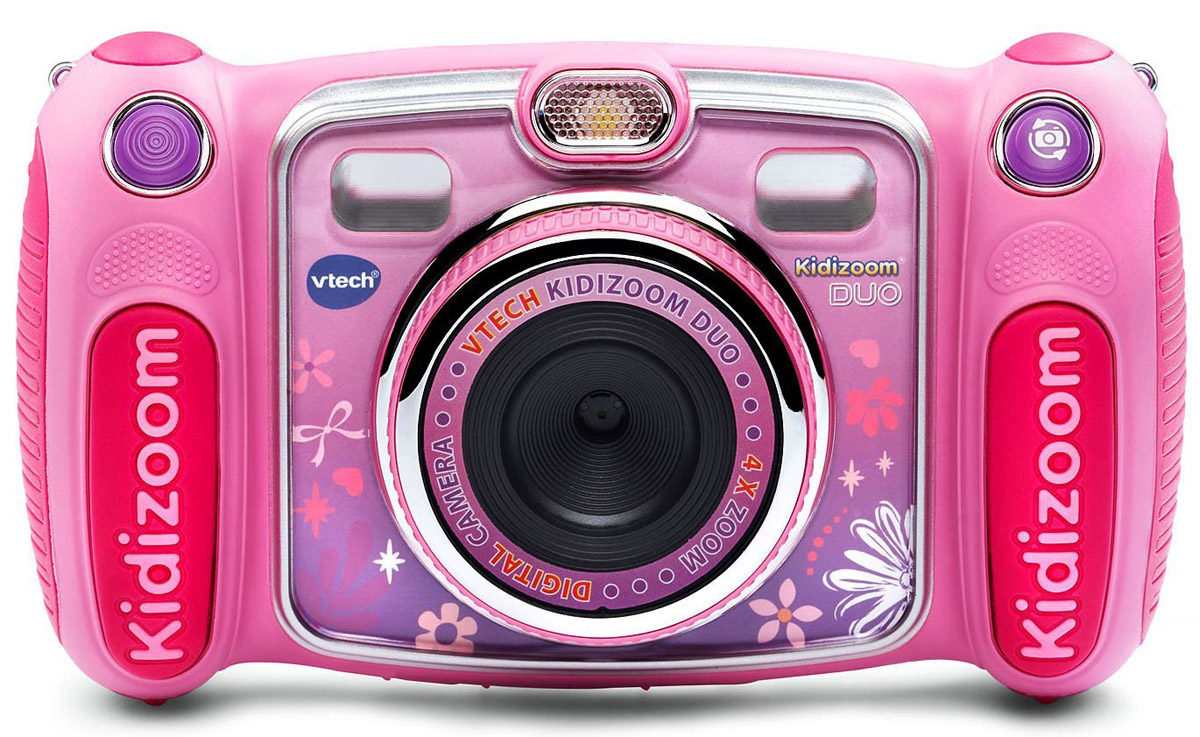 Vtech Детская цифровая фотокамера Kidizoom Duo цвет розовый80-170853 Vtech Детская цифровая фотокамера Kidizoom Duo цвет розовый80-170853Цифровая камера Kidizoom Duo от производителя Vtech - это очень прочная и простая в использовании цифровая камера, созданная специально для детей! Камера с двумя объективами позволяет снимает фото и видео с забавными эффектами, снимает в специальном режиме селфи. Встроенный датчик движения и фото-оптимизации позволят поднять фотосъемку на новый уровень.Четырехкратное увеличение расширит возможности маленького фотографа, а большой экран в 2,4 дюйма позволит с легкостью обрабатывать фото всевозможными эффектами.Данная модель не только снимает фото и записывает видео, также камера оснащена встроенной вспышкой и диктофоном с 5 эффектами изменения голоса.Но и это еще не всё! Устройство включает встроенные игры с поддержкой датчиком движения и различные творческие инструменты, которые позволят украсить фотографии с помощью интересных рамок, штампов и других интересных эффектов.Особенности камеры:Разрешение: 2 и 0.3 Мпикс / 2 камеры (обычная и для съемки автопортретов),Зум: 4-х кратныйОптимизация фотоКолесико спецэффектовЗапись видеороликовДиктофон5 игрФункции Вы и Я, Детектор смешных физиономий и другиеКлипартыМузыкальные видеотемыВозможность применять забавные эффекты к фотографиям, видеороликам и аудиозаписямКамера рекомендована производителем для детей от 4 лет