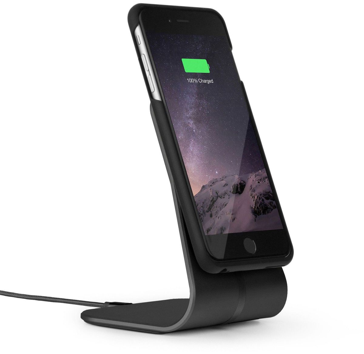 Xvida Charging Office Kit, Black беспроводное зарядное устройство для iPhone 7 Plus (WOKIS-01B-EU)WOKIS-01B-EU Xvida Charging Office Kit, Black беспроводное зарядное устройство для iPhone 7 Plus (WOKIS-01B-EU)WOKIS-01B-EUКомплект из магнитной док-станции на подставке и чехла для IPhone 7 Plus, 6s Plus, 6 Plus с приемником для беспроводной зарядки. Алюминиевая док-станция снабжена многоразовыми липучими ножками в основании, что обеспечит надежную фиксацию на рабочей поверхности. Ультратонкий и легкий кейс выполнен из качественного софт-тач пластика с мягким покрытием внутри. Зарядка происходит в соответствии со стандартом Qi, по принципу индукционной передачи энергии. Магнитное крепление чехла совместимо со всеми зарядными устройствами и креплениями XVIDA. Зарядка при этом возможна от любого устройства с технологией Qi.• Скорость зарядки на 50% быстрее.• Доступ ко всем разъемам и кнопкам смартфона.• Магнитное крепление смартфона.• Сквозной разъем Lightning на чехле.• Стандарт питания Qi.• Размер док-станции: 230 х 260 х 160 мм.• Длина кабеля: 1 м.• USB адаптер для евро-розетки 220В в комплекте.